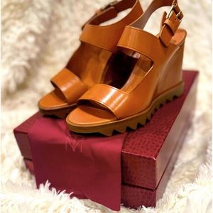 NIM Never worn Tamara Mellon wedges beige size 7US